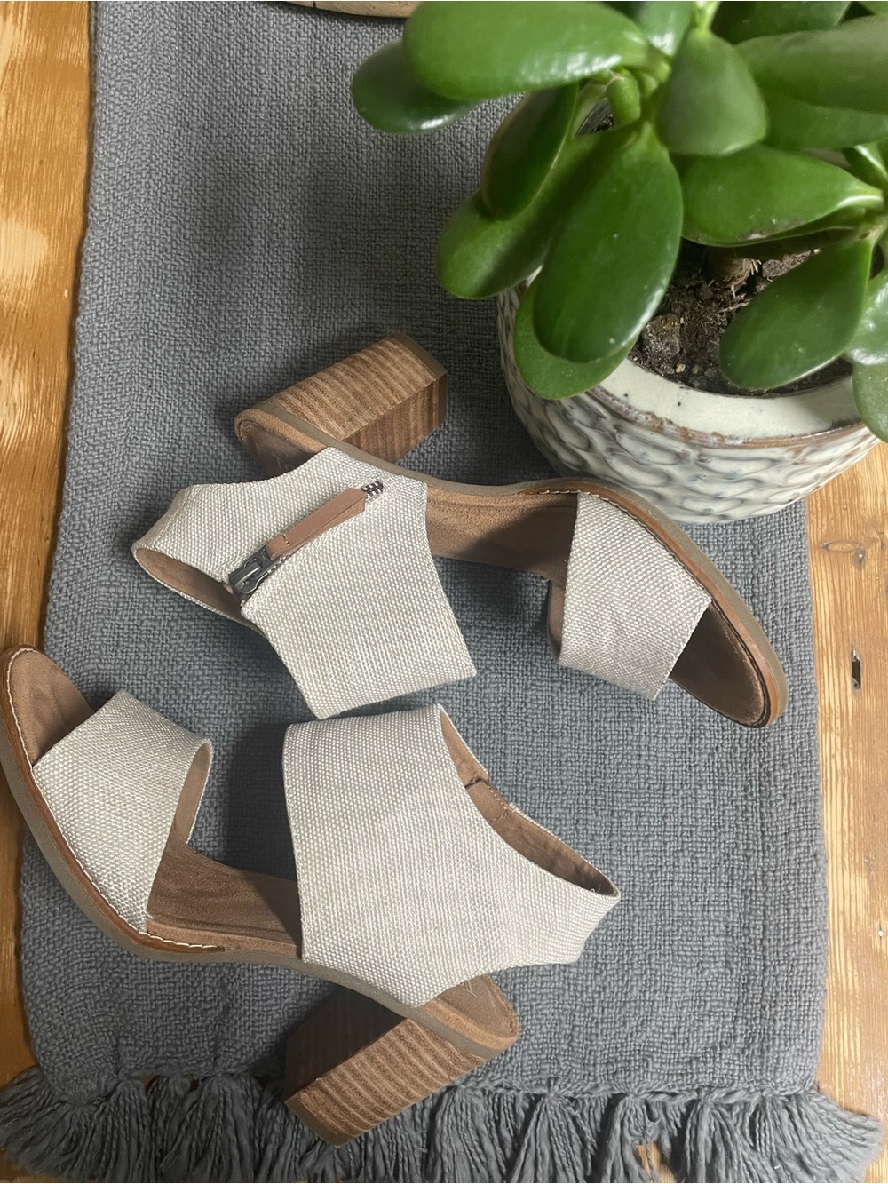 TOMS Majorca cut out sandal in natural linen EUC - Picture 3 of 8
